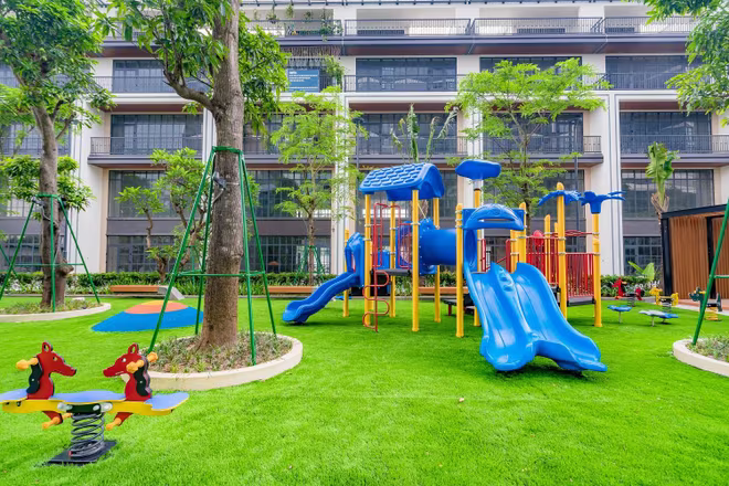 Khu vui chơi trẻ em ngoài trời ngay trong nội khu Dự án đã được phủ cỏ và đầu tư đầy đủ các trò chơi được các bé yêu thích Khu vui chơi trẻ em ngoài trời ngay trong nội khu Dự án đã được phủ cỏ và đầu tư đầy đủ các trò chơi được các bé yêu thích