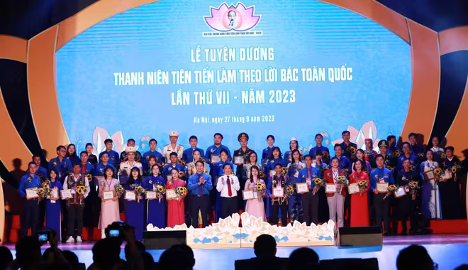 Các đại biểu và gương thanh niên tại lễ tuyên dương Các đại biểu và gương thanh niên tại lễ tuyên dương
