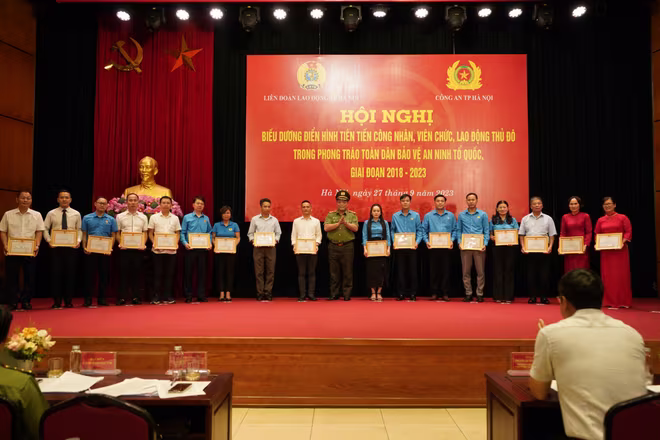 Đồng chí Trung tướng Nguyễn Hải Trung - Ủy viên Ban Thường vụ Thành ủy, Giám đốc Công an Thành phố Hà Nội khen thưởng cho các cá nhân điển hình tiêu biểu Đồng chí Trung tướng Nguyễn Hải Trung - Ủy viên Ban Thường vụ Thành ủy, Giám đốc Công an Thành phố Hà Nội khen thưởng cho các cá nhân điển hình tiêu biểu