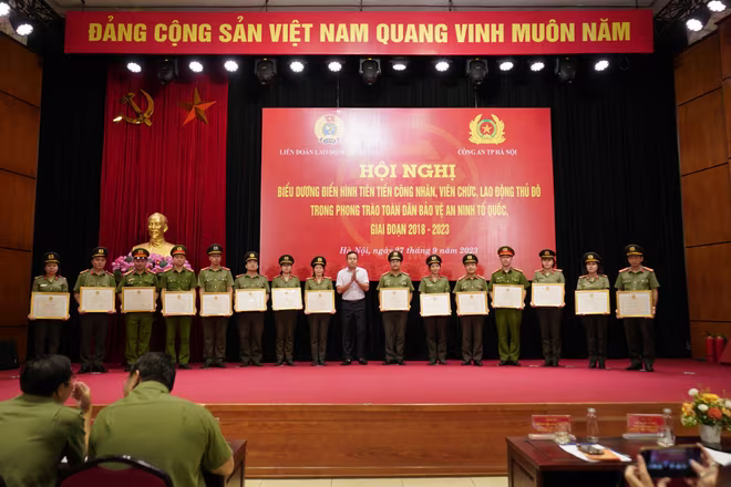 Đồng chí Phạm Quang Thanh – Chủ tịch LĐLĐ thành phố Hà Nội tặng Giấy khen cho 16 tập thể Công an quận, huyện, thị xã có thành tích xuất sắc trong công tác phối hợp phong trào “Toàn dân bảo vệ an ninh Tổ quốc” Đồng chí Phạm Quang Thanh – Chủ tịch LĐLĐ thành phố Hà Nội tặng Giấy khen cho 16 tập thể Công an quận, huyện, thị xã có thành tích xuất sắc trong công tác phối hợp phong trào “Toàn dân bảo vệ an ninh Tổ quốc”