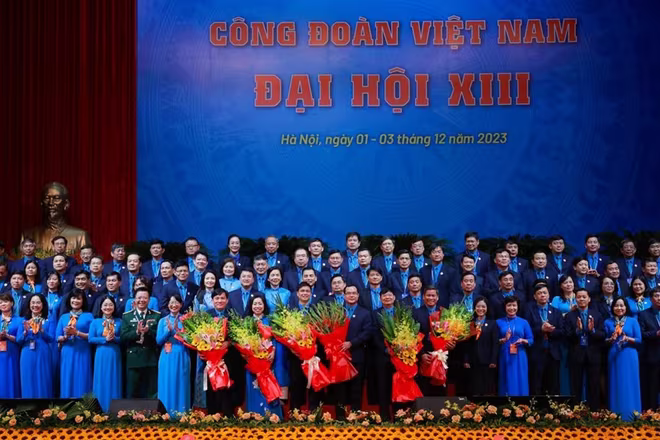 Ban chấp hành Công đoàn khoá XIII ra mắt Đại hội Ban chấp hành Công đoàn khoá XIII ra mắt Đại hội