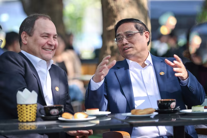 Thủ tướng Phạm Minh Chính và Thủ tướng Belarus thưởng thức hương vị cà phê Việt Nam tại quán cà phê dưới chân Cột cờ Hà Nội Thủ tướng Phạm Minh Chính và Thủ tướng Belarus thưởng thức hương vị cà phê Việt Nam tại quán cà phê dưới chân Cột cờ Hà Nội