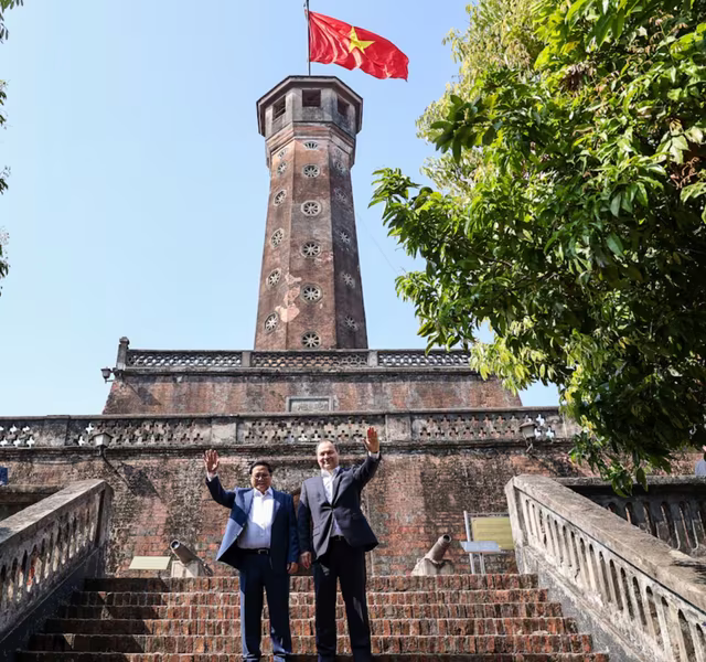Thủ tướng Phạm Minh Chính và Thủ tướng Belarus Roman Golovchenko chụp ảnh lưu niệm tại Cột cờ Hà Nội Thủ tướng Phạm Minh Chính và Thủ tướng Belarus Roman Golovchenko chụp ảnh lưu niệm tại Cột cờ Hà Nội