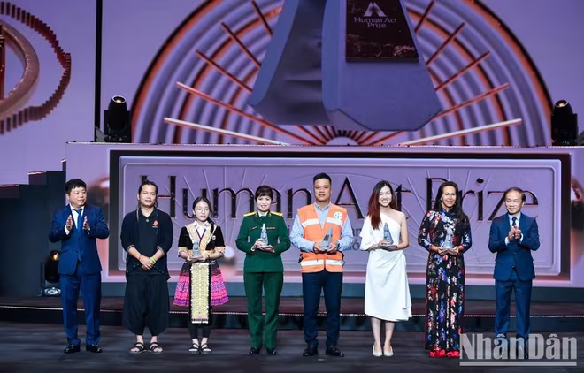 Ban tổ chức trao giải cho hạng mục Dự án Truyền cảm hứng Ban tổ chức trao giải cho hạng mục Dự án Truyền cảm hứng