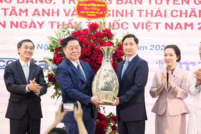 Ban Tuyên giáo Trung ương tặng quà lưu niệm cho hệ sinh thái Bệnh viện Tâm Anh, Hệ thống tiêm chủng VNVC và Công ty Dược phẩm ECO Ban Tuyên giáo Trung ương tặng quà lưu niệm cho hệ sinh thái Bệnh viện Tâm Anh, Hệ thống tiêm chủng VNVC và Công ty Dược phẩm ECO