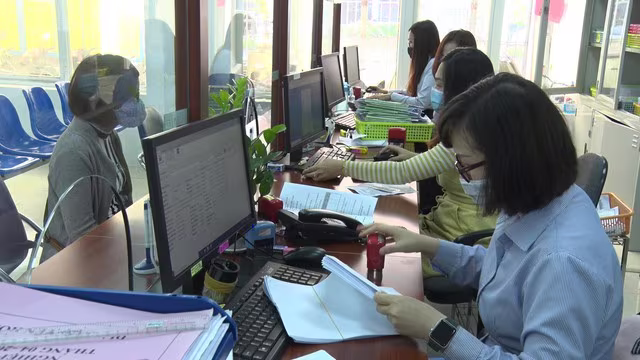 Người lao động làm thủ tục đề nghị hưởng BHTN Người lao động làm thủ tục đề nghị hưởng BHTN