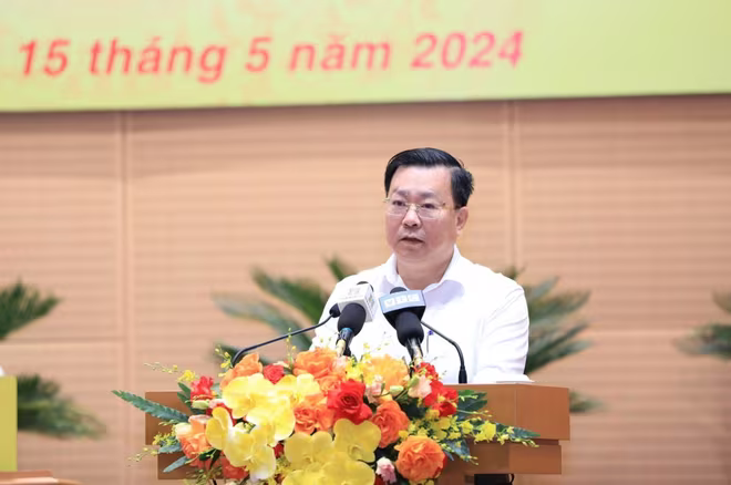 Giám đốc Sở Xây dựng Võ Nguyên Phong trình bày tờ trình Giám đốc Sở Xây dựng Võ Nguyên Phong trình bày tờ trình