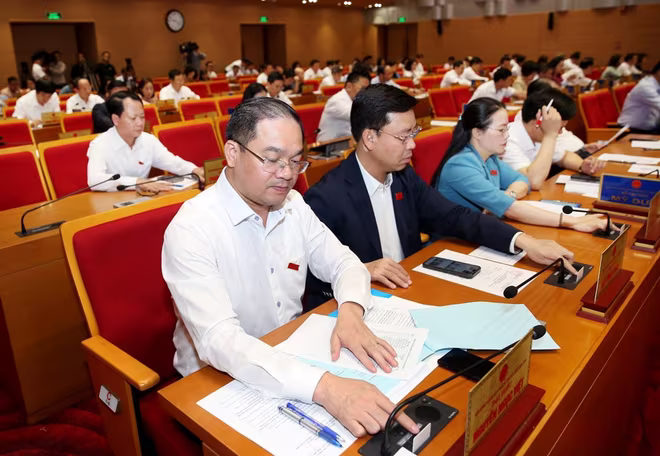Các đại biểu biểu quyết thông qua Nghị quyết Các đại biểu biểu quyết thông qua Nghị quyết