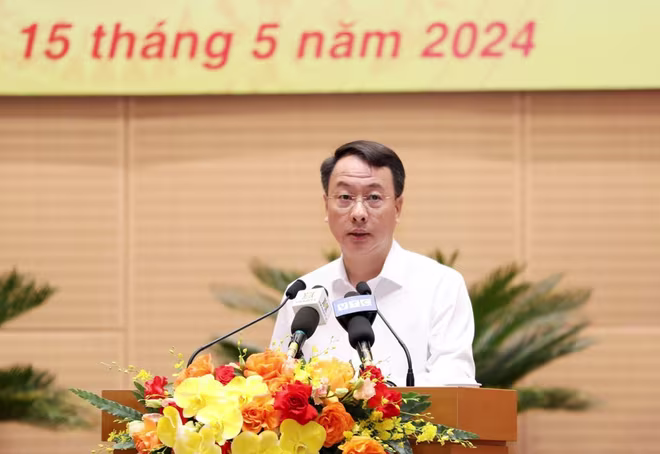 Giám đốc Sở Nội vụ Trần Đình Cảnh trình bày tờ trình của UBND TP Hà Nội tại kỳ họp Giám đốc Sở Nội vụ Trần Đình Cảnh trình bày tờ trình của UBND TP Hà Nội tại kỳ họp