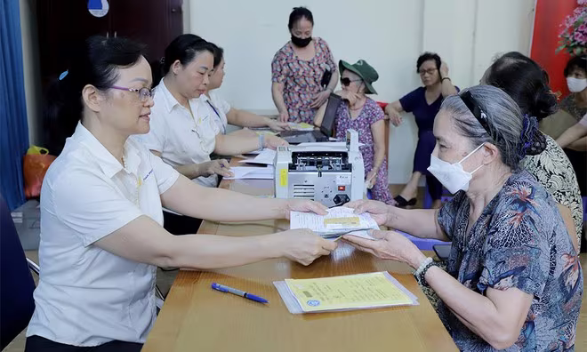 Người dân nhận lương hưu hằng tháng
