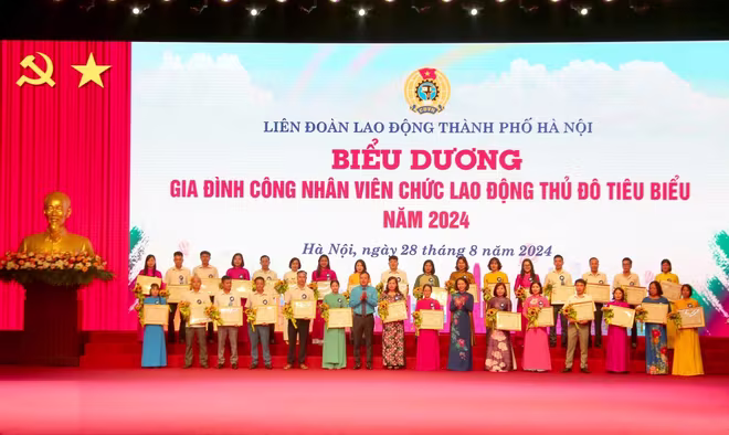Phó Chủ tịch UBND Thành phố Vũ Thu Hà và Chủ tịch LĐLĐ thành phố Hà Nội Phạm Quang Thanh trao khen thưởng cho các gia đình CNVCLĐ Thủ đô tiêu biểu