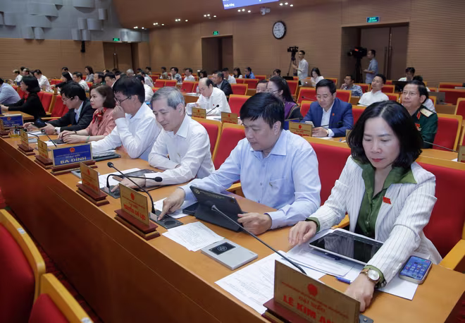 Các đại biểu HĐND TP Hà Nội biểu quyết thông qua Nghị quyết