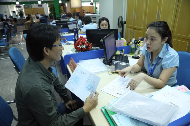 Người dân đến làm thủ tục hành chính tại cơ quan nhà nước Người dân đến làm thủ tục hành chính tại cơ quan nhà nước