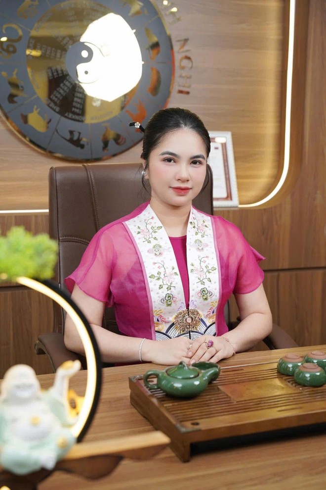 &quot;Điều khiến chúng tôi hạnh phúc nhất không chỉ là mang đến vẻ đẹp tự nhiên, mà còn là lắng nghe những chia sẻ đầy xúc động từ khách hàng. Nhiều khách hàng đã bày tỏ rằng, sau khi thay đổi dáng chân mày phù hợp phong thủy, họ cảm thấy tự tin hơn, tinh thần lạc quan hơn, và cuộc sống cũng dần trở nên tích cực, thuận lợi.” – Cô Hạnh Nghi chia sẻ