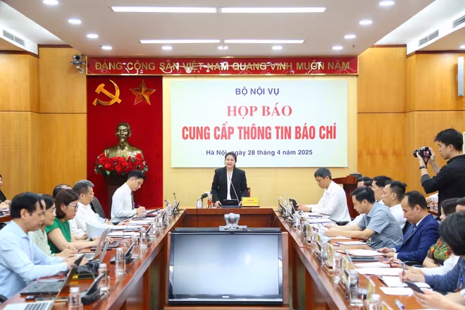 Thứ trưởng Bộ Nội vụ Nguyễn Thị Hà chủ trì buổi họp báo