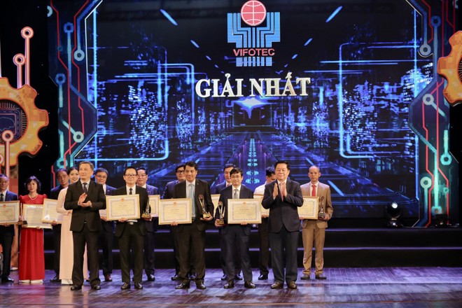TS Nguyễn Minh Quý - Phó Viện trưởng VPI, ThS Phạm Trường Giang và ThS Hoàng Long đại diện nhóm tác giả nhận giải Nhất VIFOTEC cho Cụm công trình “Nghiên cứu, lựa chọn giải pháp và phát triển, ứng dụng công nghệ nâng cao hệ số thu hồi dầu cho đối tượng trầm tích lục nguyên của các mỏ dầu tại bể Cửu Long, thềm lục địa Việt Nam”