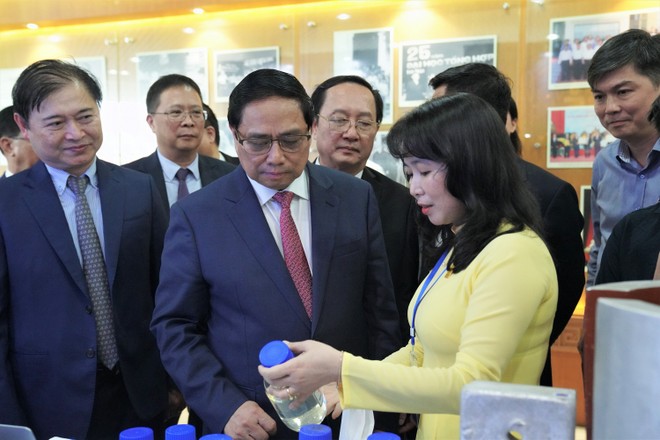 Thủ tướng Chính phủ Phạm Minh Chính nghe giới thiệu về chế phẩm nâng cao hệ số thu hồi dầu VPI SP giúp gia tăng sản lượng khai thác cho khu vực nghiên cứu mỏ Bạch Hổ tại Triển lãm kỷ niệm 10 năm Ngày Khoa học và Công nghệ Việt Nam (18/5/2013-18/5/2023) với chủ đề “Khoa học, công nghệ và đổi mới sáng tạo - động lực phát triển bền vững”