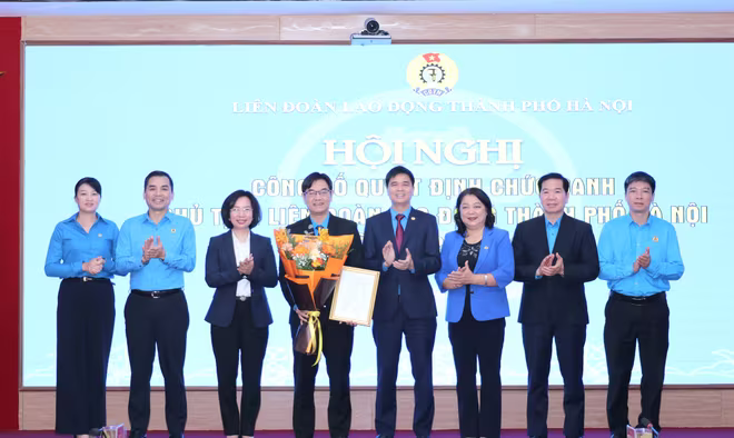 Phó Chủ tịch Tổng LĐLĐ Việt Nam Ngọ Duy Hiểu, Chủ tịch Ủy ban Mặt trận Tổ quốc Việt Nam thành phố Hà Nội Bùi Huyền Mai và các đồng chí Thường trực LĐLĐ thành phố Hà Nội tặng hoa chúc mừng đồng chí Nguyễn Văn Thắng Phó Chủ tịch Tổng LĐLĐ Việt Nam Ngọ Duy Hiểu, Chủ tịch Ủy ban Mặt trận Tổ quốc Việt Nam thành phố Hà Nội Bùi Huyền Mai và các đồng chí Thường trực LĐLĐ thành phố Hà Nội tặng hoa chúc mừng đồng chí Nguyễn Văn Thắng