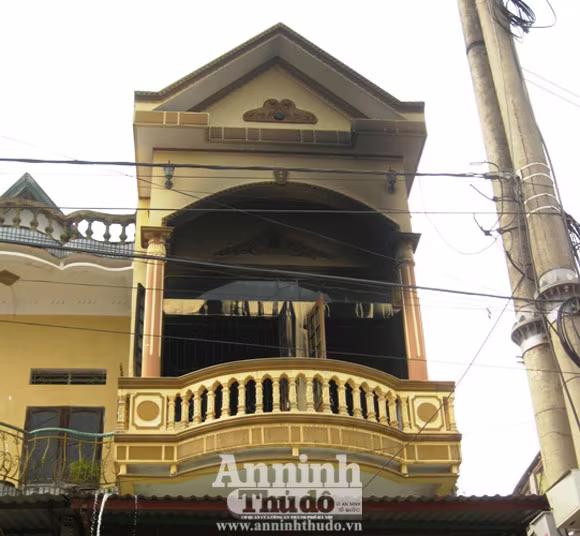 Hiện trường nơi xảy ra vụ cháy Ngọn lửa thiêu rụi toàn bộ đồ gỗ trên tầng 2 căn nhà Hiện trường nơi xảy ra vụ cháy Ngọn lửa thiêu rụi toàn bộ đồ gỗ trên tầng 2 căn nhà