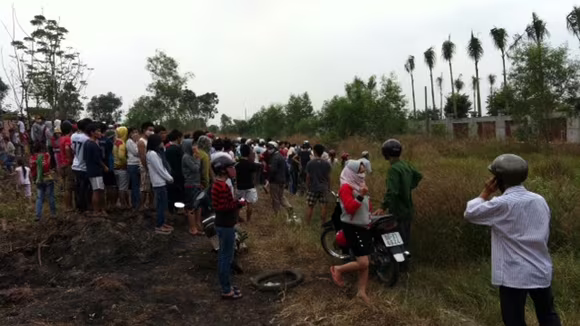 Rất đông người dân đứng kín đường theo dõi vụ việc. (Ảnh minh họa) Rất đông người dân đứng kín đường theo dõi vụ việc. (Ảnh minh họa)