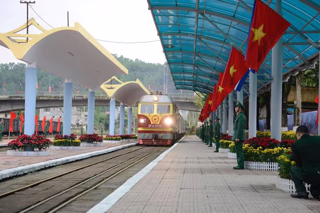 [Cập nhật] Chủ tịch Triều Tiên Kim Jong-un tạm biệt Việt Nam, lên siêu tàu bọc thép về nước ảnh 7