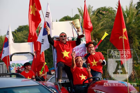 [TRỰC TIẾP] Chào đón những "người hùng" làm nên chiến thắng lịch sử tại SEA Games 30 ảnh 66