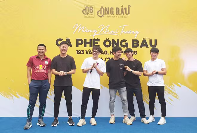 Văn Toàn cùng thầy Zico và đồng đội giao lưu với khán giả. Anh cũng đã bật mí về quyết định chọn cà phê Ông Bầu để làm nghề tay trái Văn Toàn cùng thầy Zico và đồng đội giao lưu với khán giả. Anh cũng đã bật mí về quyết định chọn cà phê Ông Bầu để làm nghề tay trái