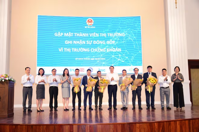 Thứ trưởng Nguyễn Đức Chi (thứ 6 từ trái sang) tặng hoa cảm ơn các thành viên thị trường ngày 28/7/2022 Thứ trưởng Nguyễn Đức Chi (thứ 6 từ trái sang) tặng hoa cảm ơn các thành viên thị trường ngày 28/7/2022