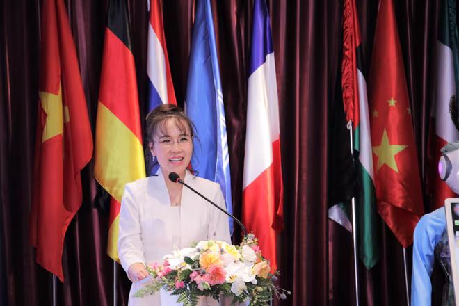 Bà Nguyễn Thị Phương Thảo, từ đầu cầu TP Hồ Chí Minh, phát biểu về vai trò quan trọng của sáng tạo công nghệ, tại buổi lễ trực tuyến nhận bằng khen từ Bộ Tài chính, tháng 10/2021 Bà Nguyễn Thị Phương Thảo, từ đầu cầu TP Hồ Chí Minh, phát biểu về vai trò quan trọng của sáng tạo công nghệ, tại buổi lễ trực tuyến nhận bằng khen từ Bộ Tài chính, tháng 10/2021