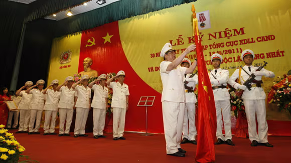 Đại tướng Lê Hồng Anh, Bộ trưởng Bộ Công an gắn Huân chương Độc lập hạng Nhất lên lá cờ truyền thống của lực lượng XDLL CAND Đại tướng Lê Hồng Anh, Bộ trưởng Bộ Công an gắn Huân chương Độc lập hạng Nhất lên lá cờ truyền thống của lực lượng XDLL CAND
