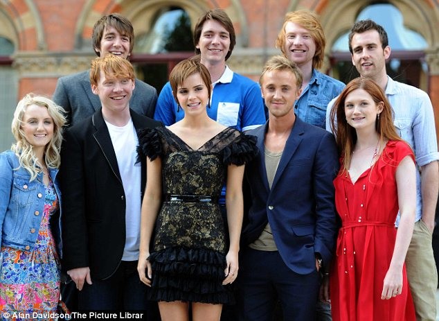 Emma Watson nhí nhảnh với váy đen ảnh 7 Emma Watson nhí nhảnh với váy đen ảnh 7
