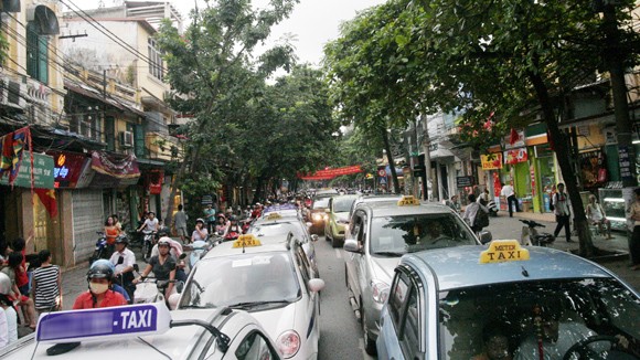 Hà Nội khủng hoảng thừa taxi ảnh 1 Hà Nội khủng hoảng thừa taxi ảnh 1