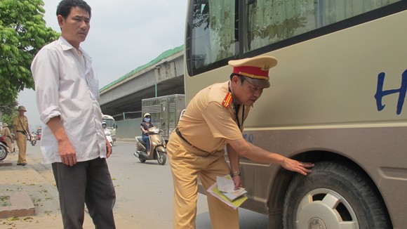 Dịp nghỉ lễ 30-4 và 1-5: Tổng kiểm tra an toàn xe khách ảnh 2 Dịp nghỉ lễ 30-4 và 1-5: Tổng kiểm tra an toàn xe khách ảnh 2