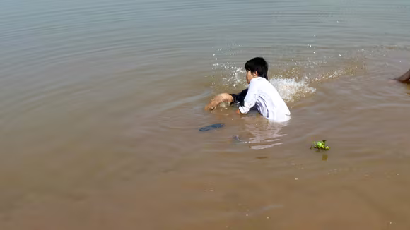 Nữ sinh lớp 9 dìm chết bạn rồi tự vẫn  ảnh 1