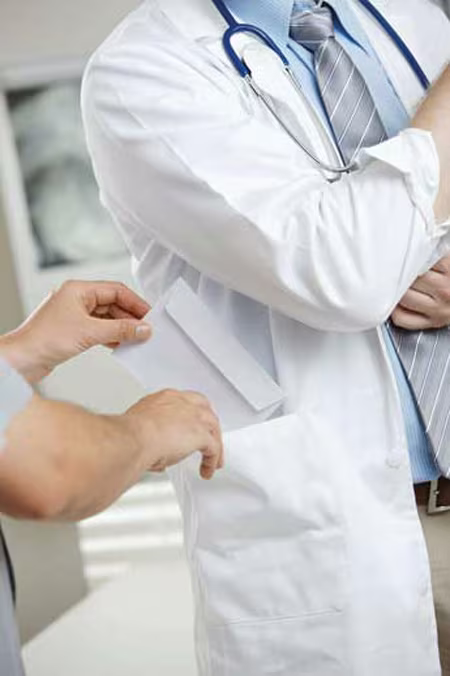 “Không cầm thì đói, cầm thì nhục” ảnh 1 “Không cầm thì đói, cầm thì nhục” ảnh 1