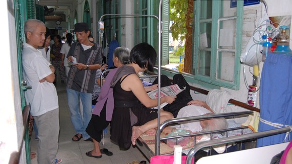 Bệnh nhân tranh nhau... nằm hành lang ảnh 1 Bệnh nhân tranh nhau... nằm hành lang ảnh 1