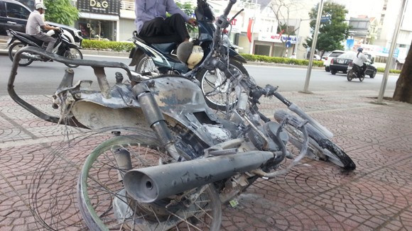 Cháy xe trên cầu Chương Dương ảnh 1 Cháy xe trên cầu Chương Dương ảnh 1