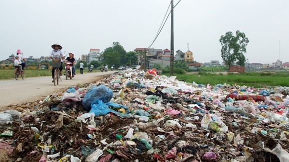 Rác đầy “nhà”, chính quyền kêu khó! ảnh 1 Rác đầy “nhà”, chính quyền kêu khó! ảnh 1