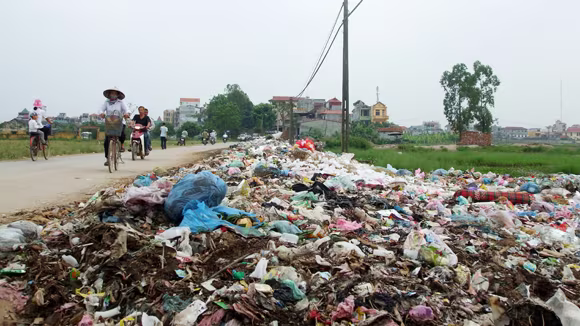 Rác đầy “nhà”, chính quyền kêu khó! ảnh 1 Rác đầy “nhà”, chính quyền kêu khó! ảnh 1