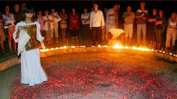 Đi trên than nóng 1000 độ C không bị bỏng ảnh 2 Đi trên than nóng 1000 độ C không bị bỏng ảnh 2
