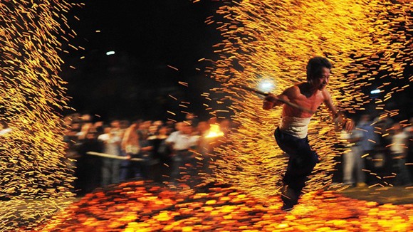 Đi trên than nóng 1000 độ C không bị bỏng ảnh 1 Đi trên than nóng 1000 độ C không bị bỏng ảnh 1