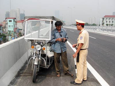 Đường cao tốc mới thông xe rất nhiều vi phạm ảnh 3 Đường cao tốc mới thông xe rất nhiều vi phạm ảnh 3