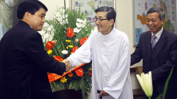 Lãnh đạo CATP chúc mừng Giáo xứ Thái Hà và Giáo xứ Hàm Long ảnh 1