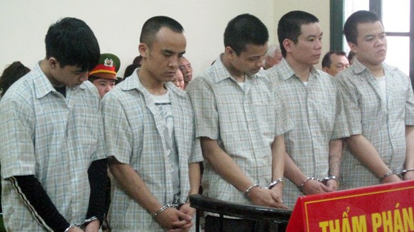 Nợ đòi chưa xong, kéo nhau vào trại ảnh 1 Nợ đòi chưa xong, kéo nhau vào trại ảnh 1