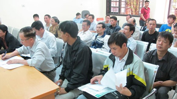 Ngày đầu xử phạt xe không sang tên, đổi chủ: Đổ xô đi làm thủ tục ảnh 1 Ngày đầu xử phạt xe không sang tên, đổi chủ: Đổ xô đi làm thủ tục ảnh 1