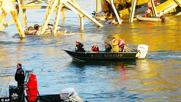 Mỹ: Cầu 4 làn đường bất ngờ sập ảnh 2 Mỹ: Cầu 4 làn đường bất ngờ sập ảnh 2