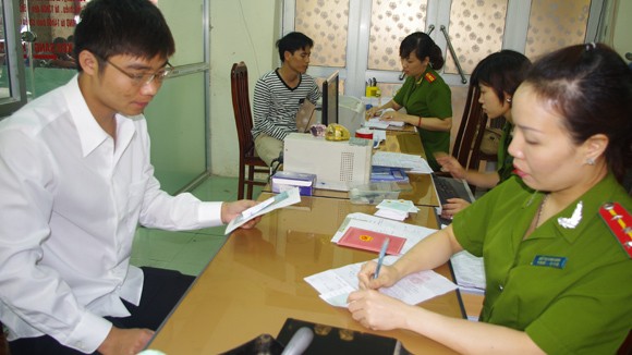 Đến nhà dân làm thủ tục cấp CMND ảnh 1 Đến nhà dân làm thủ tục cấp CMND ảnh 1