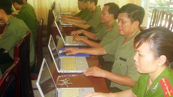 Phổ cập tin học đến chỉ huy Công an huyện ảnh 1 Phổ cập tin học đến chỉ huy Công an huyện ảnh 1