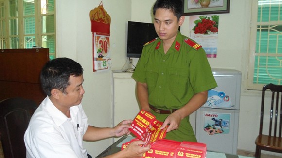 Phát 3.000 thông báo “đường dây nóng” chống tội phạm ảnh 1 Phát 3.000 thông báo “đường dây nóng” chống tội phạm ảnh 1