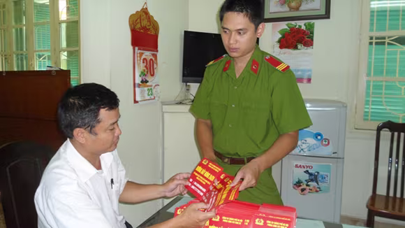 Phát 3.000 thông báo “đường dây nóng” chống tội phạm ảnh 1 Phát 3.000 thông báo “đường dây nóng” chống tội phạm ảnh 1